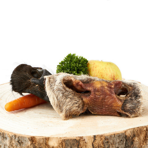 getrocknete Rinderschnauze auf Holzbrett mit Apfeldeko