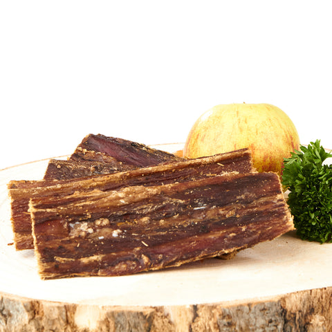 getrocknete Fleischriegel auf Holzbrett mit Apfeldeko