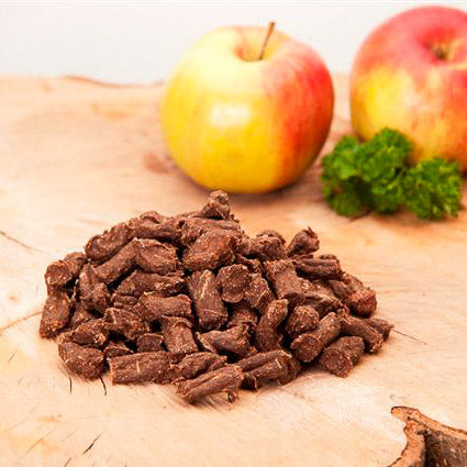 Kaubits aus Wild mit Holzbrett mit Apfeldeko